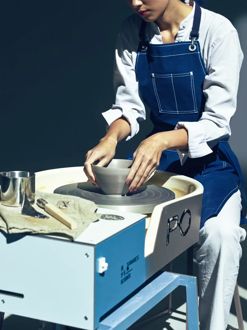 Illustriertes Konzept: Handaufbau mit Wulst- und Plattentechnik